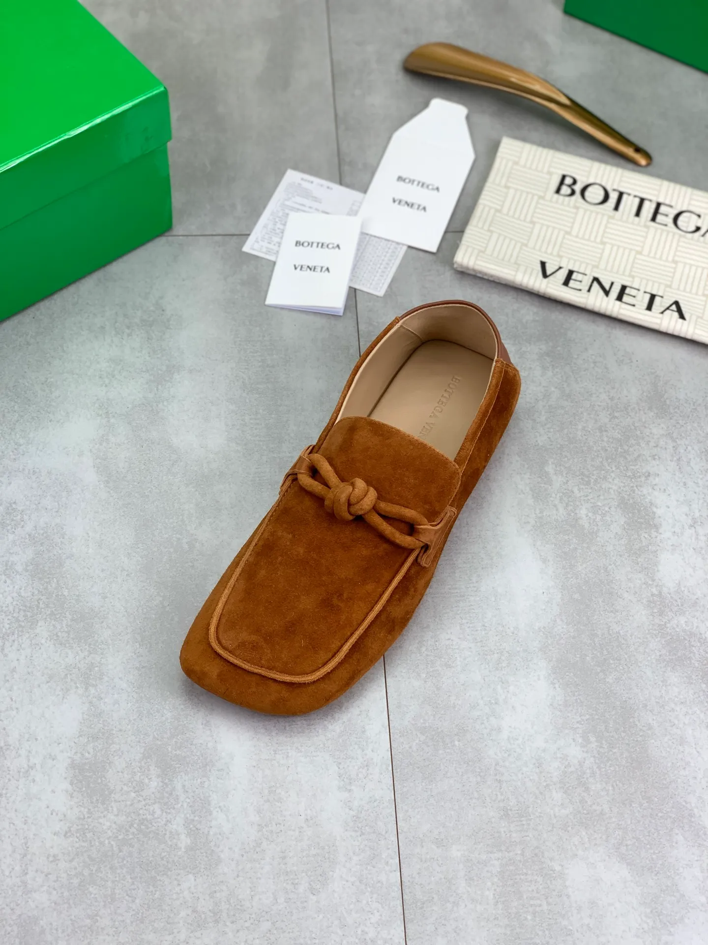 Factory price P760💰Top quality (genuine leather outsole series)💎💎💎 BOTTEGA VENETA official website synchronizes the latest model, top version of the highest version of BV business leather shoes in the market, accept material comparison, shoe type comparison, process comparison, practical and texture, versatile, suitable for any occasion, the more you look at it, the more flavorful it becomes. Pure hand-woven craftsmanship - upper material, imported original hand-woven calfskin - high-quality water-dyed sheepskin lining - original private model custom-made hand-made leather outsole -Size: female 35-39 (34 40 customized) male 39-44 (38 45 customized) Comes with original BV green box, complete packaging.